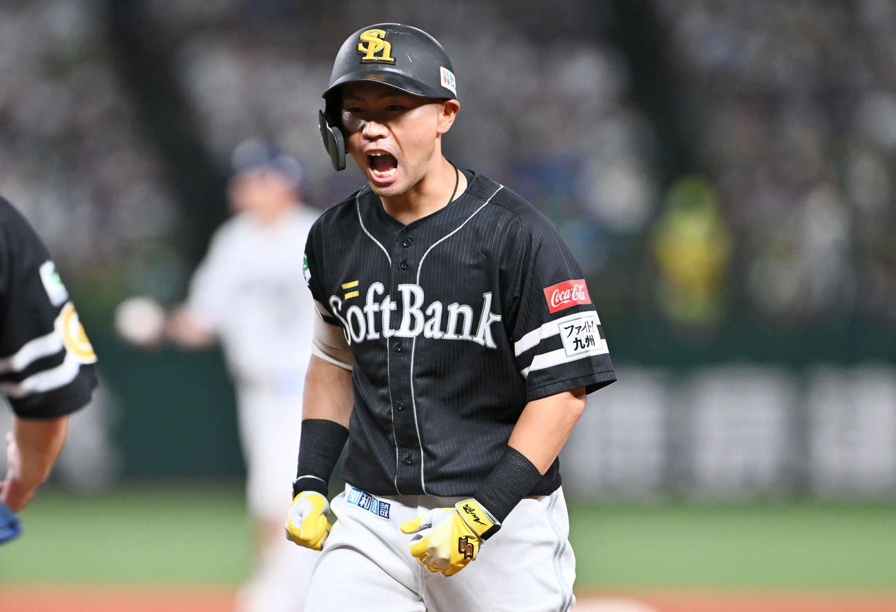 西武対ソフトバンク　4回表ソフトバンク2死一、三塁、中村晃は右翼に適時打を放ち雄たけびを上げる（撮影・滝沢徹郎）