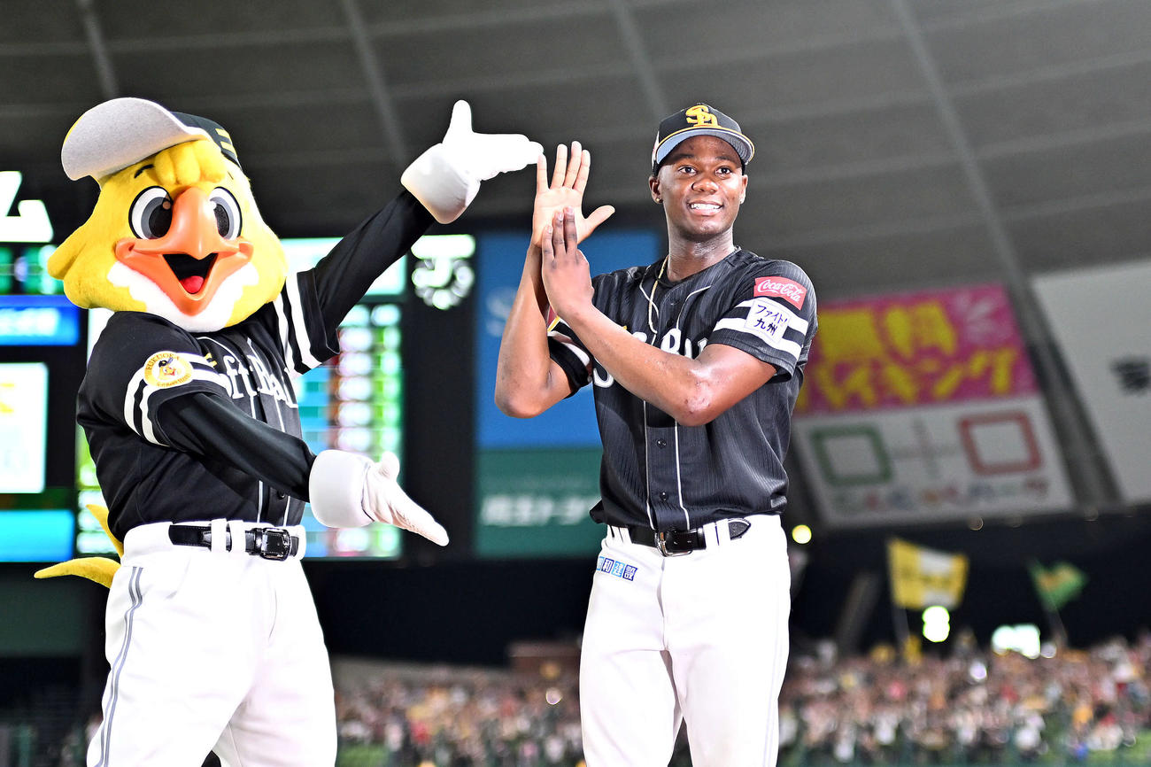 西武対ソフトバンク　完封勝利で8勝目を挙げたソフトバンクのモイネロは「8」のポーズを決める（撮影・滝沢徹郎）