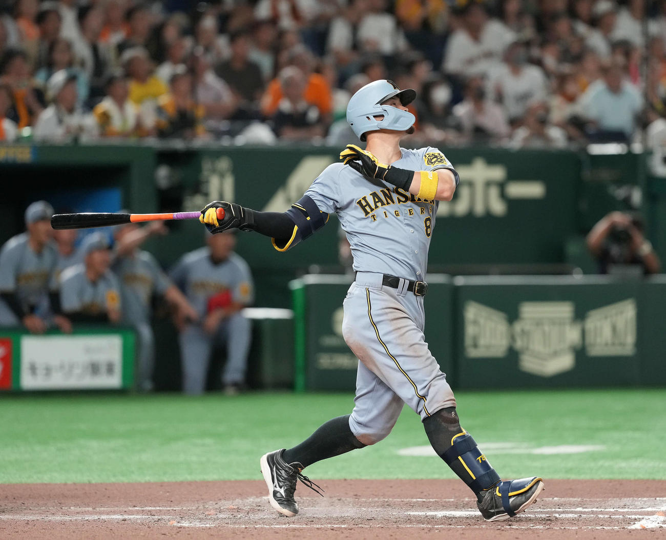 巨人対阪神　11回表阪神1死一塁、右中間に2点本塁打を放つ佐藤輝（撮影・たえ見朱実）