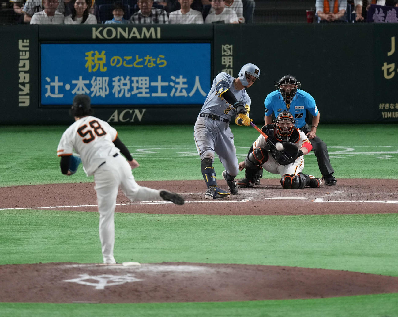 巨人対阪神　11回表阪神1死一塁、2ラン本塁打を放つ佐藤輝（撮影・井上学）