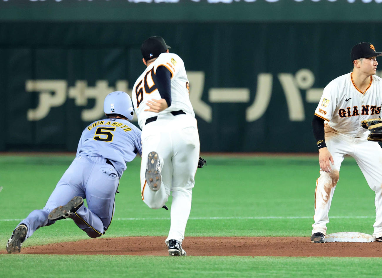 巨人対阪神　6回表阪神無死二塁、中野の送りバントも山崎の三塁好送球で進塁出来ず挟殺される近本（左）（撮影・浅見桂子）