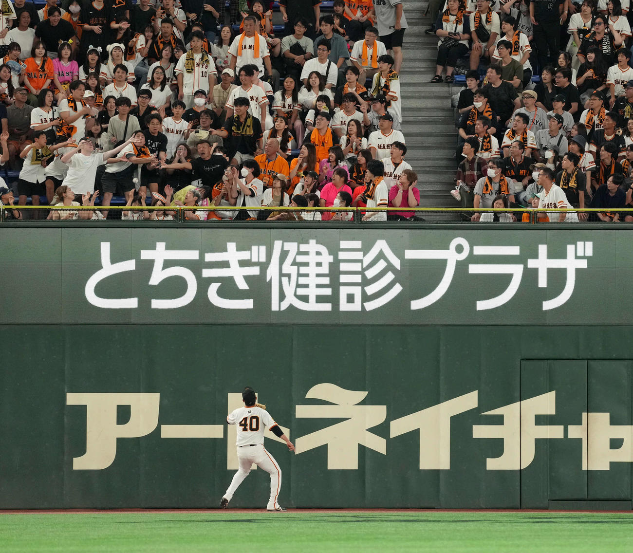 巨人対阪神　11回表阪神2死一塁、坂本の2点本塁打の打球を見届ける左翼手中山（撮影・たえ見朱実）