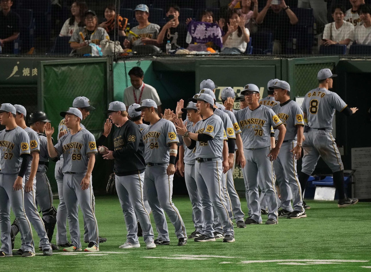 巨人対阪神　勝利球をもらうネルソン（左から6人目）（撮影・井上学）