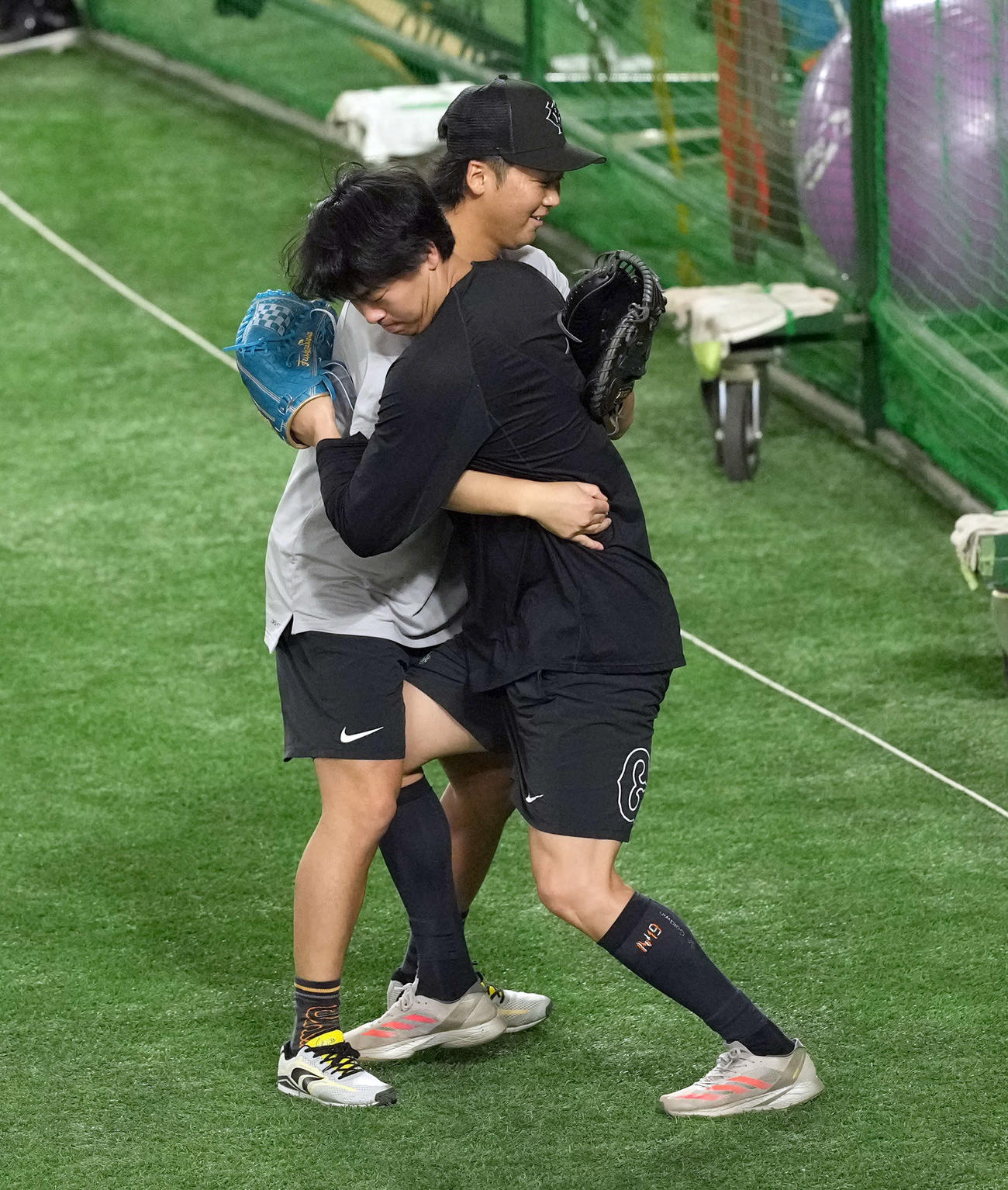 練習前、船迫大雅（左）と相撲を取る巨人山崎（撮影・たえ見朱実）