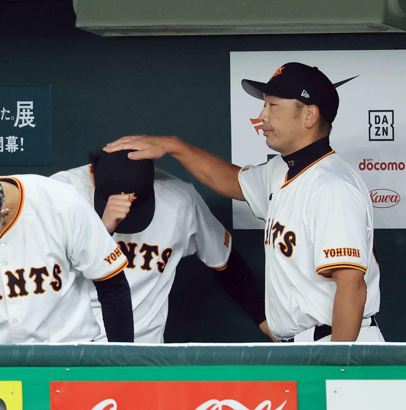 巨人対阪神　7回表阪神2死満塁、糸原を三振に仕留めた山崎（左）は阿部監督から頭をなでられる（撮影・浅見桂子）