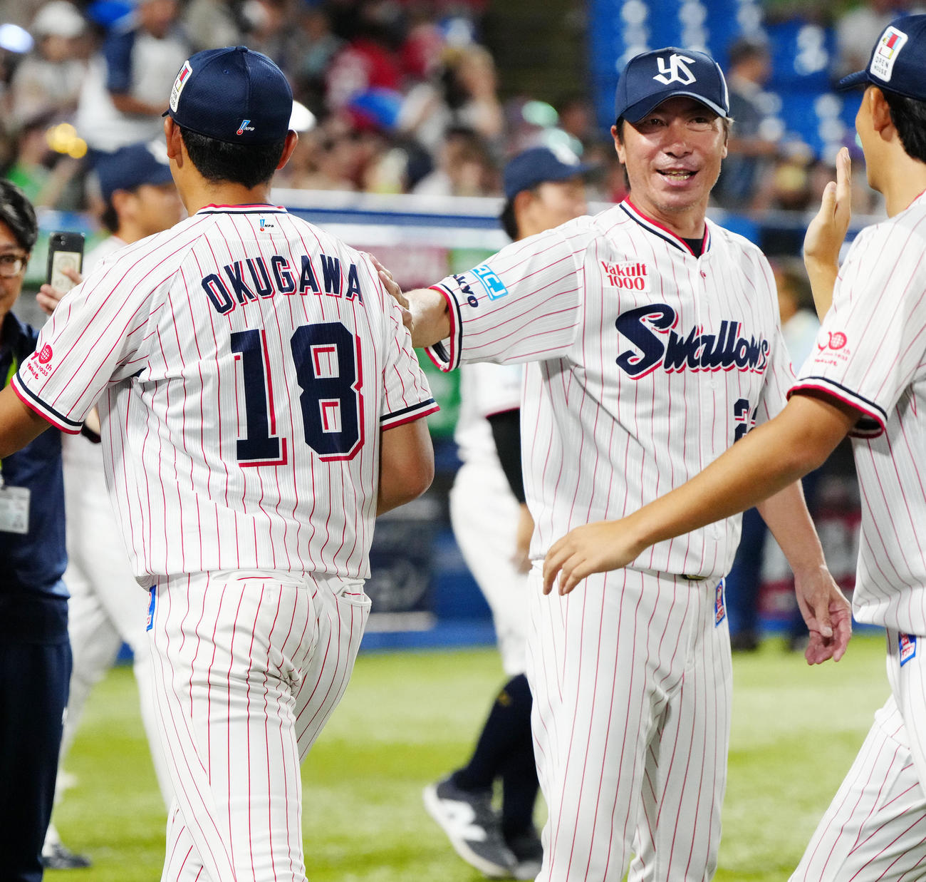 ヤクルト対広島　試合後、ヤクルト奥川（左）をねぎらう高津監督（撮影・江口和貴）