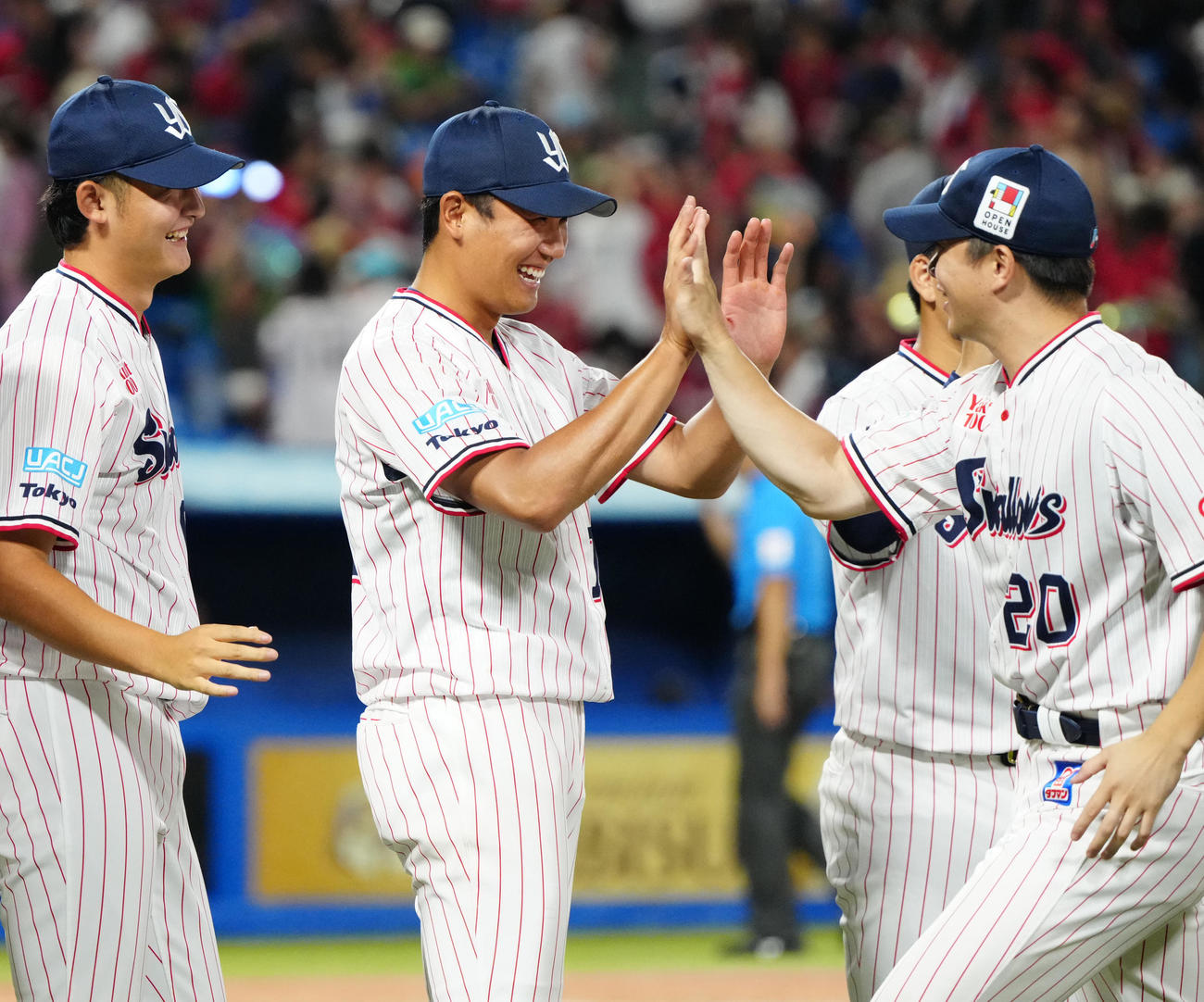 ヤクルト対広島　試合後、笑顔を見せるヤクルト奥川（中央）（撮影・江口和貴）