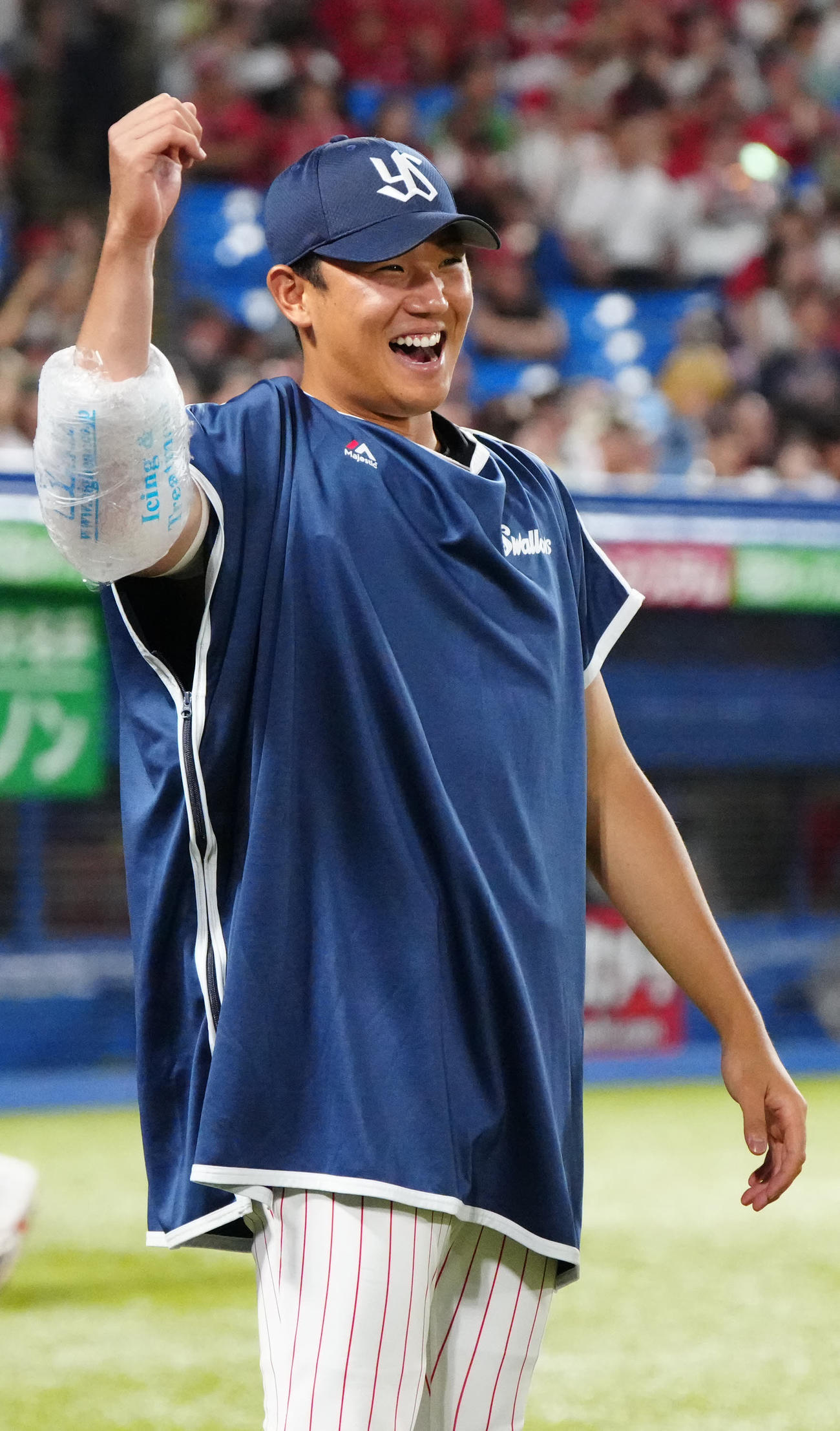 ヤクルト対広島　8回裏ヤクルト1死満塁、伊藤が犠飛を放ち笑顔を見せる奥川（撮影・江口和貴）