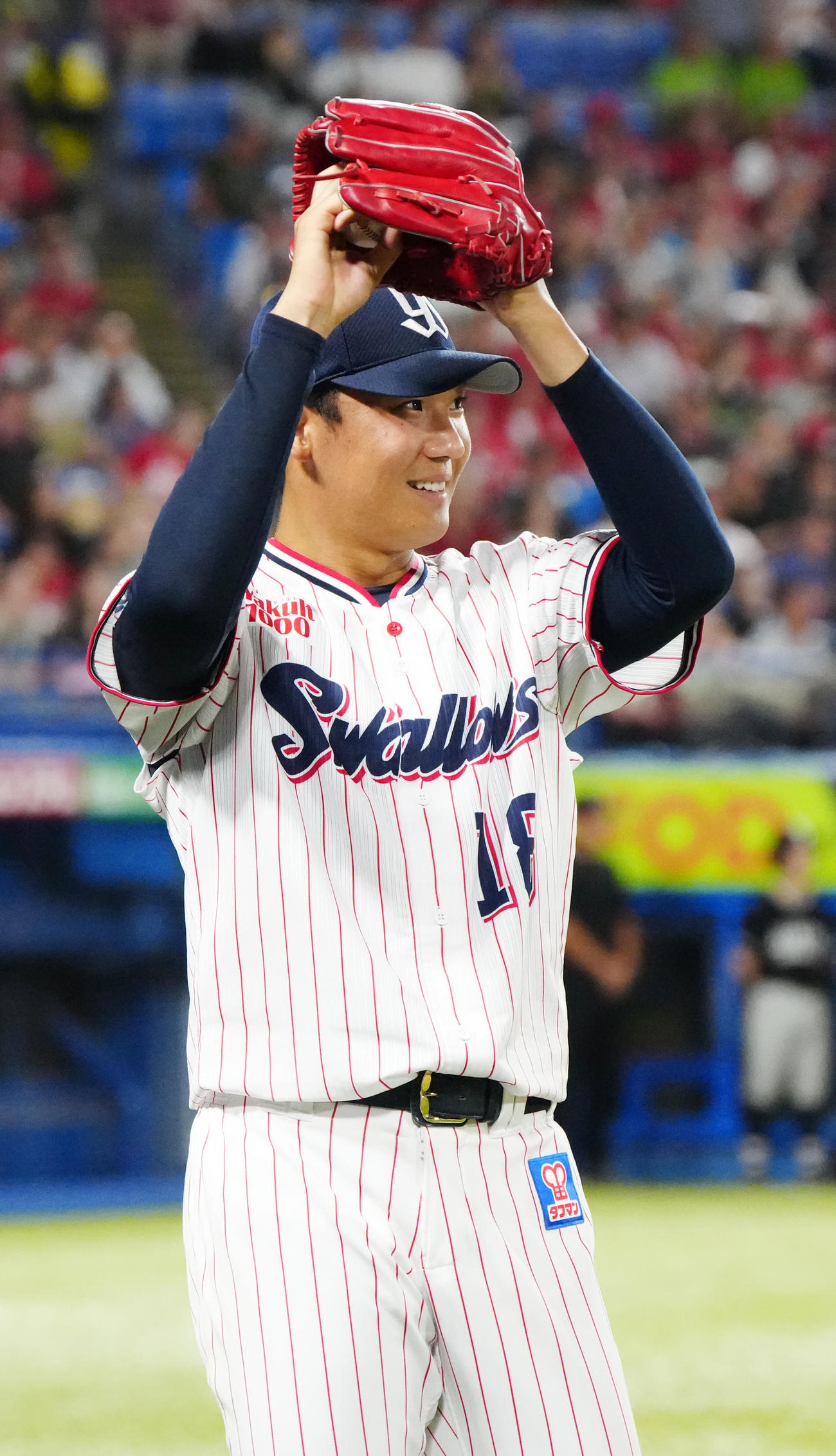 ヤクルト対広島　4回裏、リプレー検証中、映像を確認し笑顔を見せるヤクルト奥川（撮影・江口和貴）