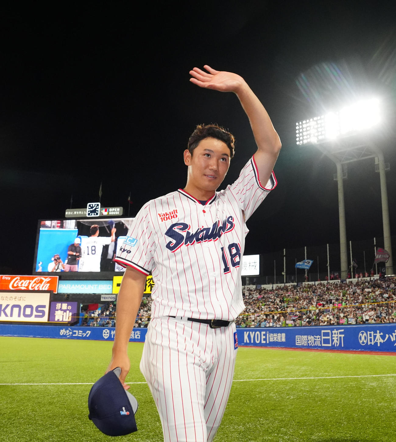 ヤクルト対広島　試合後、ファンの声援に応えるヤクルト奥川（撮影・江口和貴）