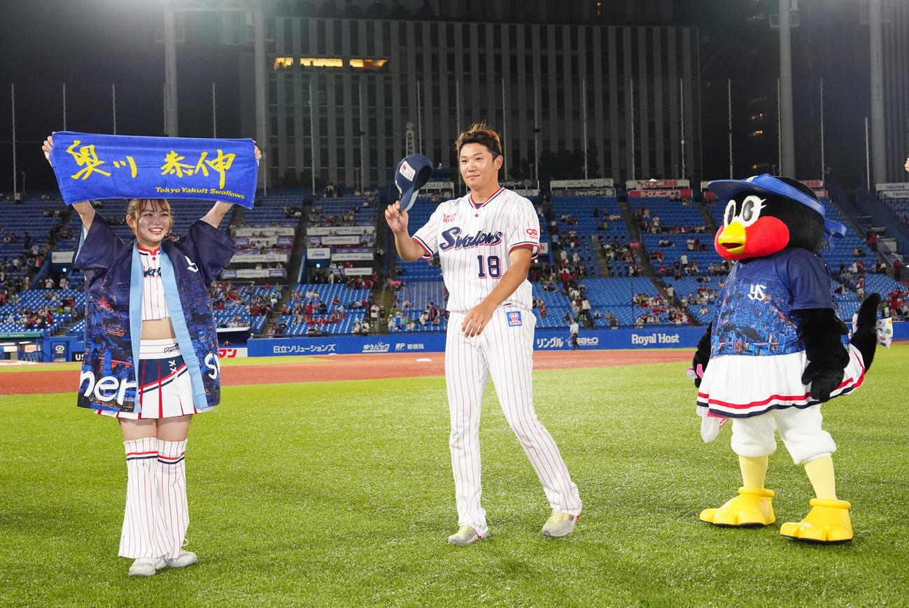 ヤクルト対広島　試合後、ファンにあいさつするヤクルト奥川（中央）（撮影・江口和貴）