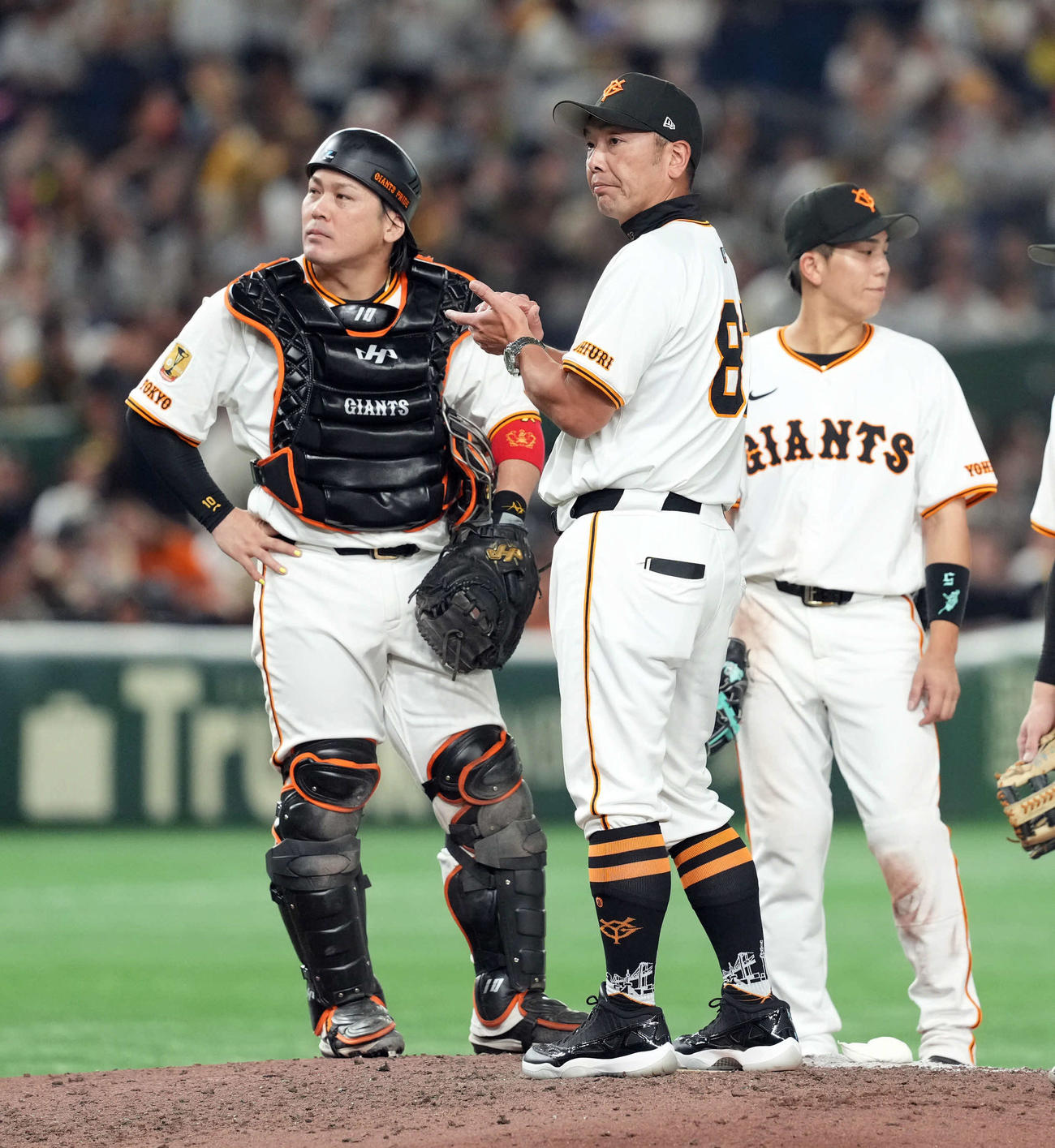 巨人対阪神　11回途中で投手交代のためマウンドに向かった巨人阿部監督（撮影・たえ見朱実）