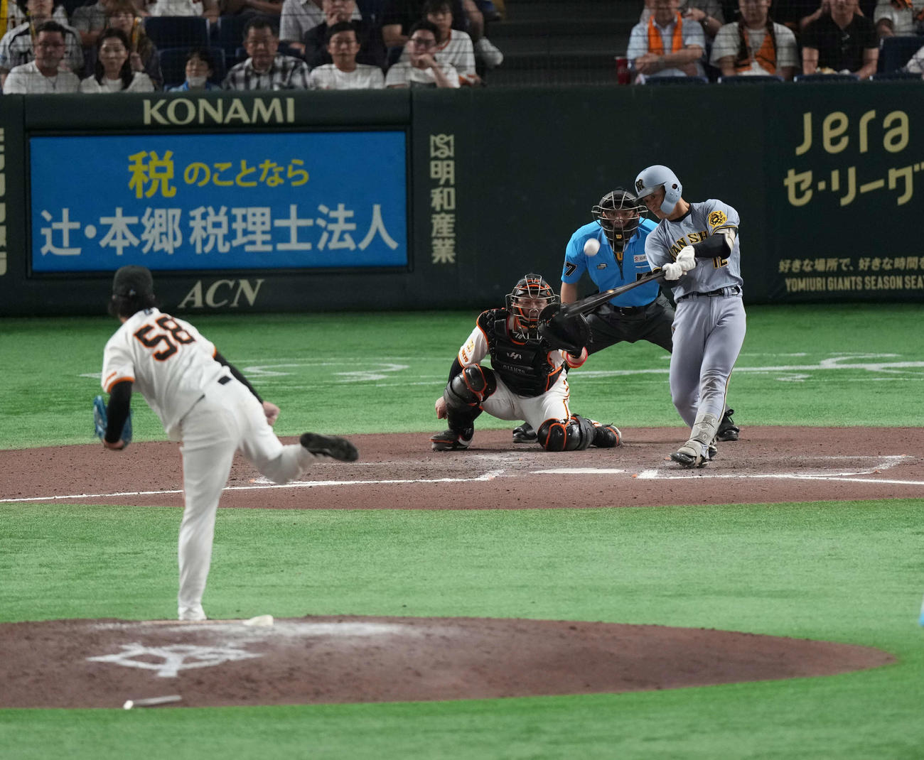 巨人対阪神　11回表阪神1死一塁、2ラン本塁打を放った坂本（撮影・井上学）