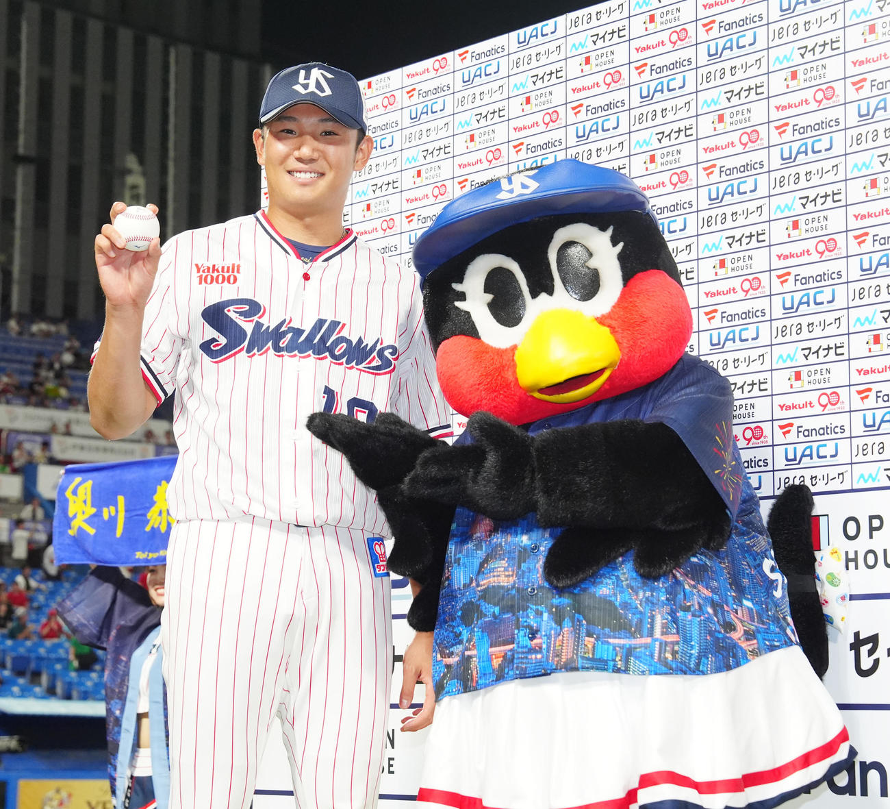 ヤクルト対広島　試合後、勝利球を手に、つばみ（右）と写真に納まるヤクルト奥川（撮影・江口和貴）