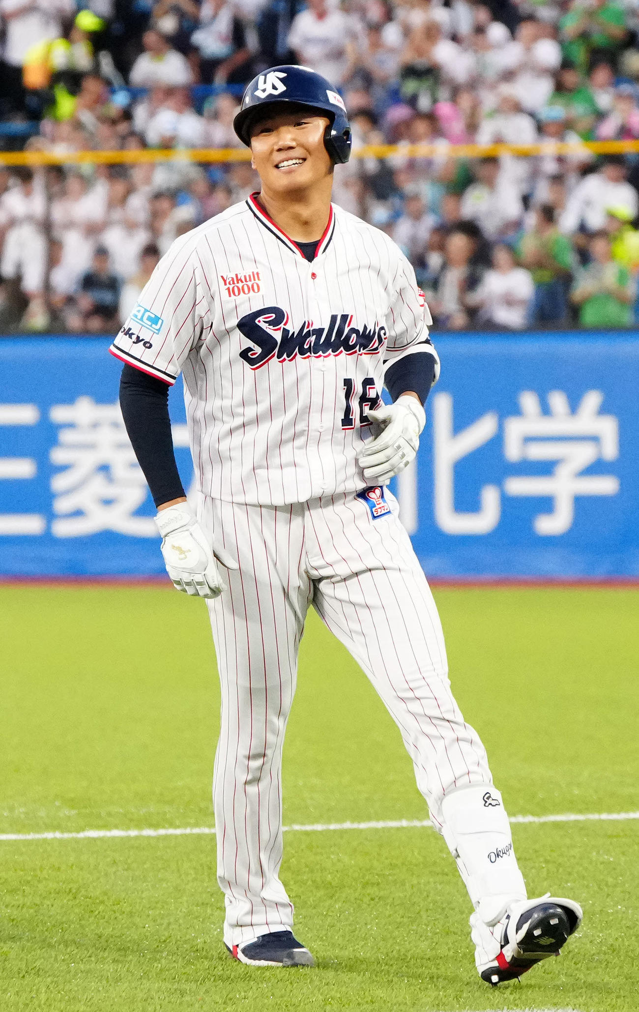 ヤクルト対広島　3回裏ヤクルト1死、右前打を放ち笑顔を見せる奥川（撮影・江口和貴）