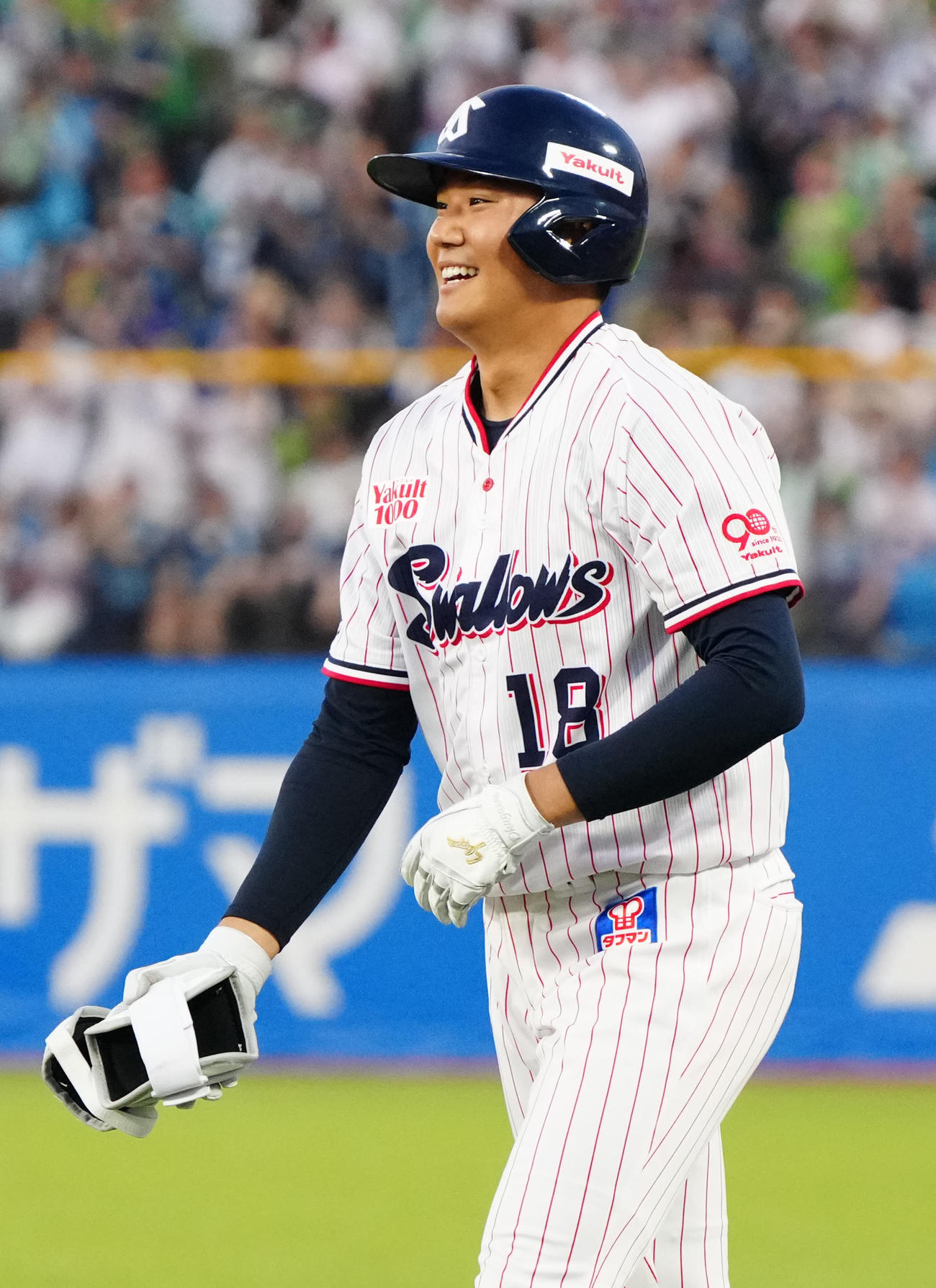 ヤクルト対広島　3回裏ヤクルト1死、右前打を放ち笑顔を見せる奥川（撮影・江口和貴）