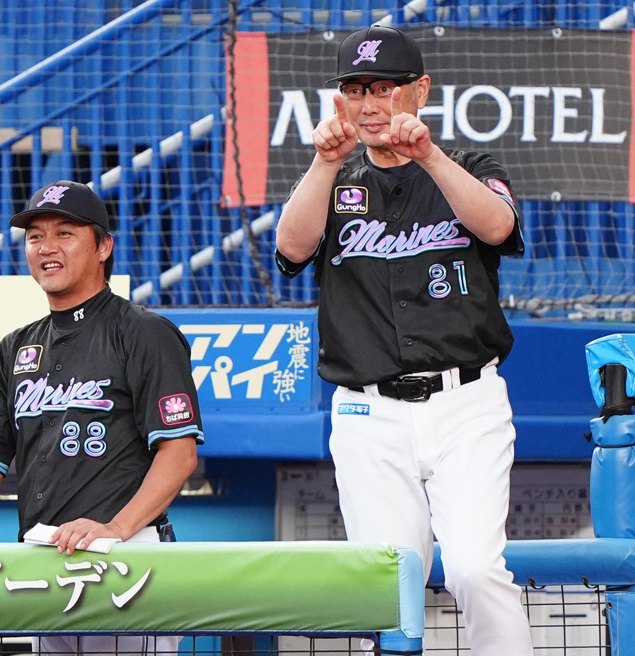 ロッテ対オリックス　1回表オリックス2死一塁、中川の遊撃内野安打の一塁セーフ判定にリプレー検証を要求するロッテ吉井監督（撮影・清水貴仁）