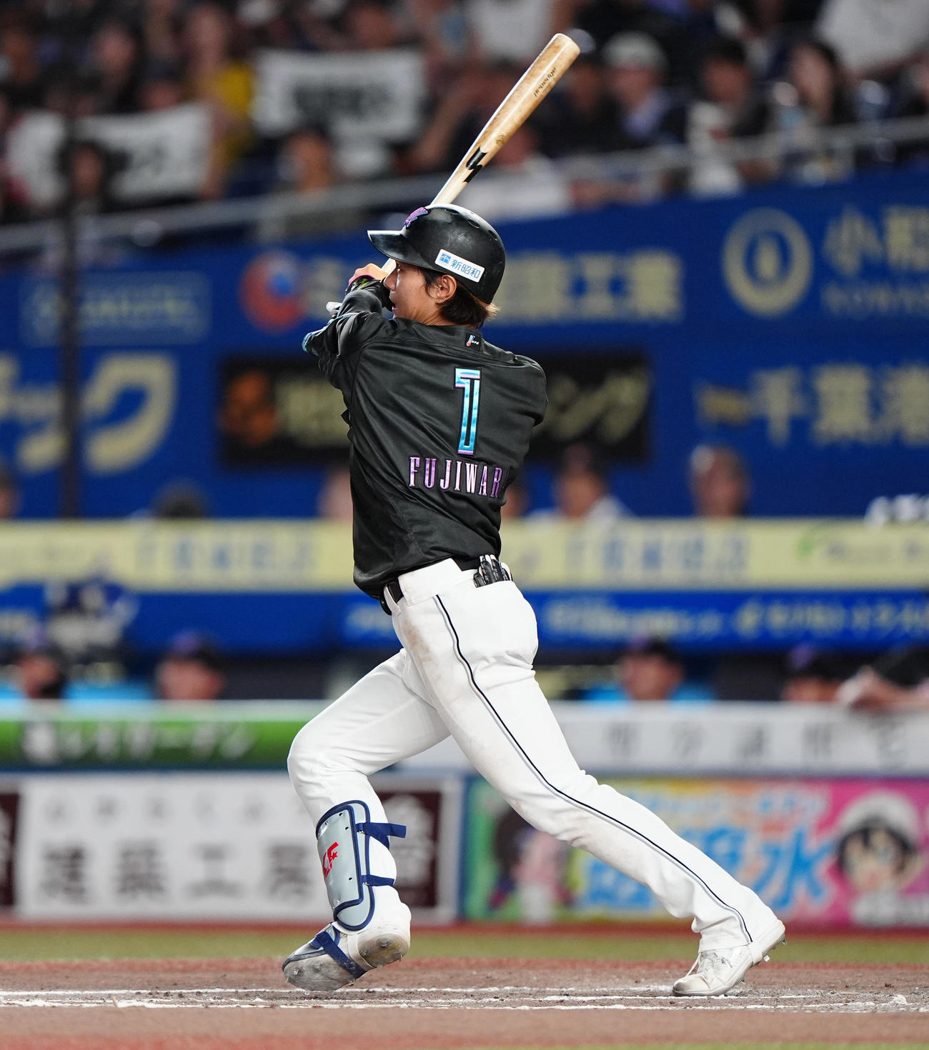 ロッテ対オリックス　6回裏ロッテ1死一、二塁、中越え適時二塁打を放つ藤原（撮影・清水貴仁）