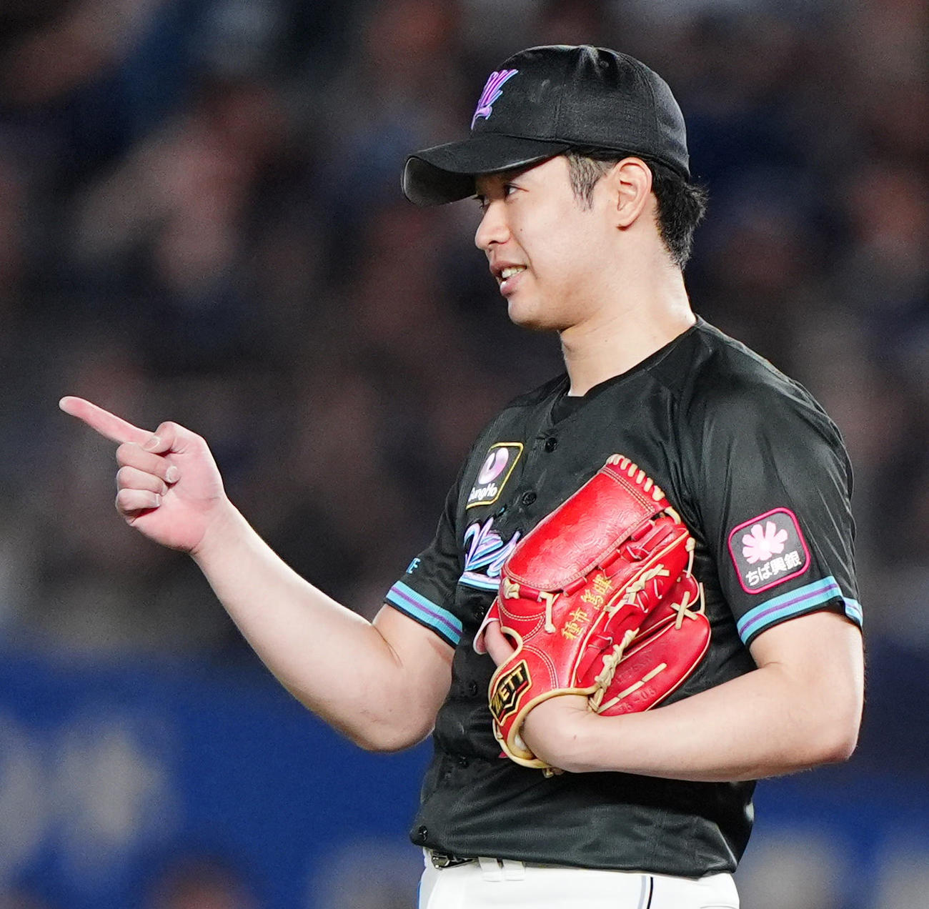 ロッテ対オリックス　6回表、野手を指さすロッテ種市（撮影・清水貴仁）