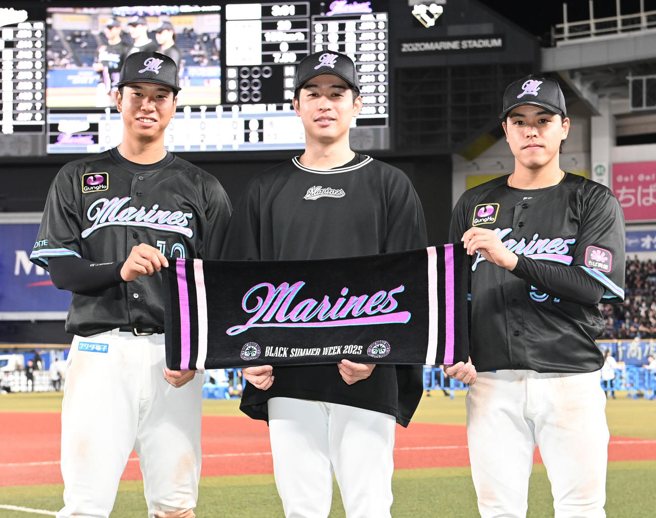 ロッテ対オリックス　ヒーローとなり記念撮影に納まる左からロッテ上田、種市、小川（撮影・清水貴仁）