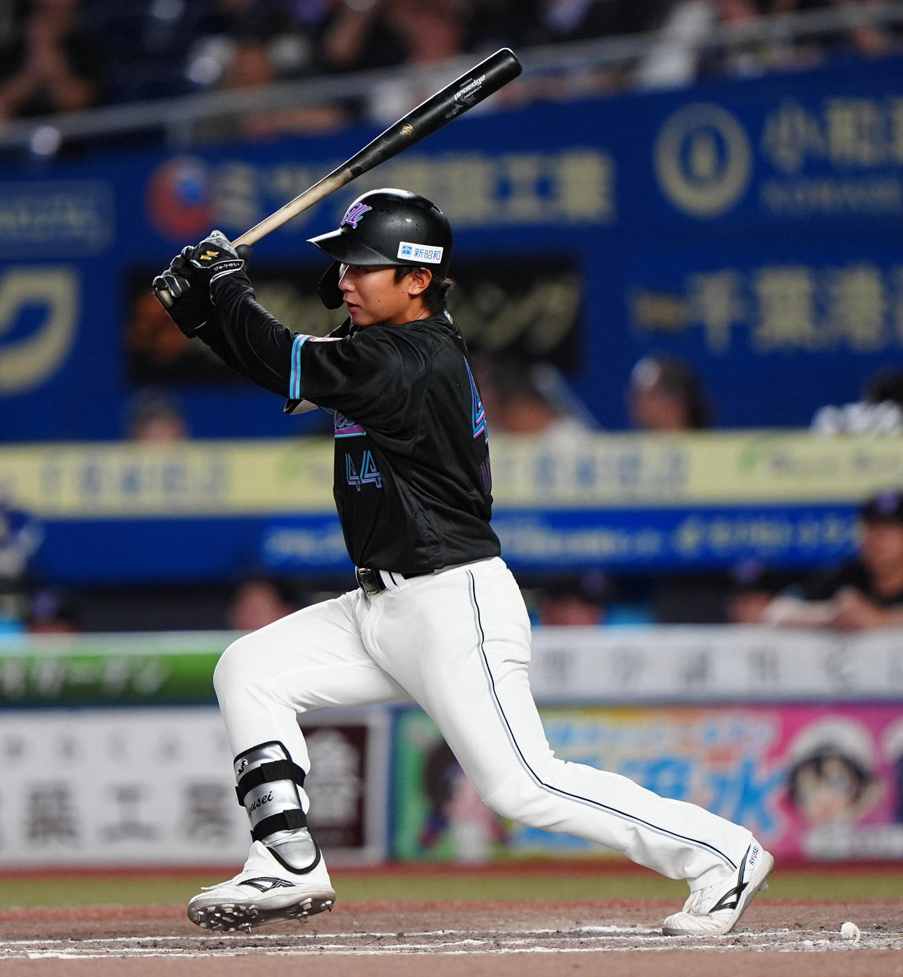 ロッテ対オリックス　7回裏ロッテ2死三塁、中前にプロ初適時打を放つ宮崎（撮影・清水貴仁）