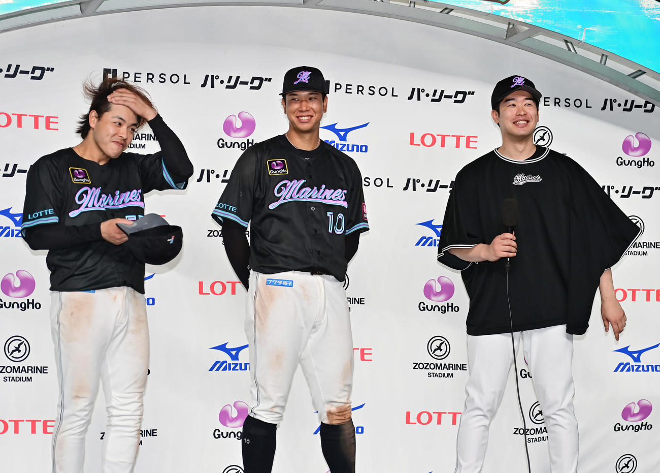 ロッテ対オリックス　お立ち台でヒーローインタビューを受ける左からロッテ小川、上田、種市（撮影・清水貴仁）