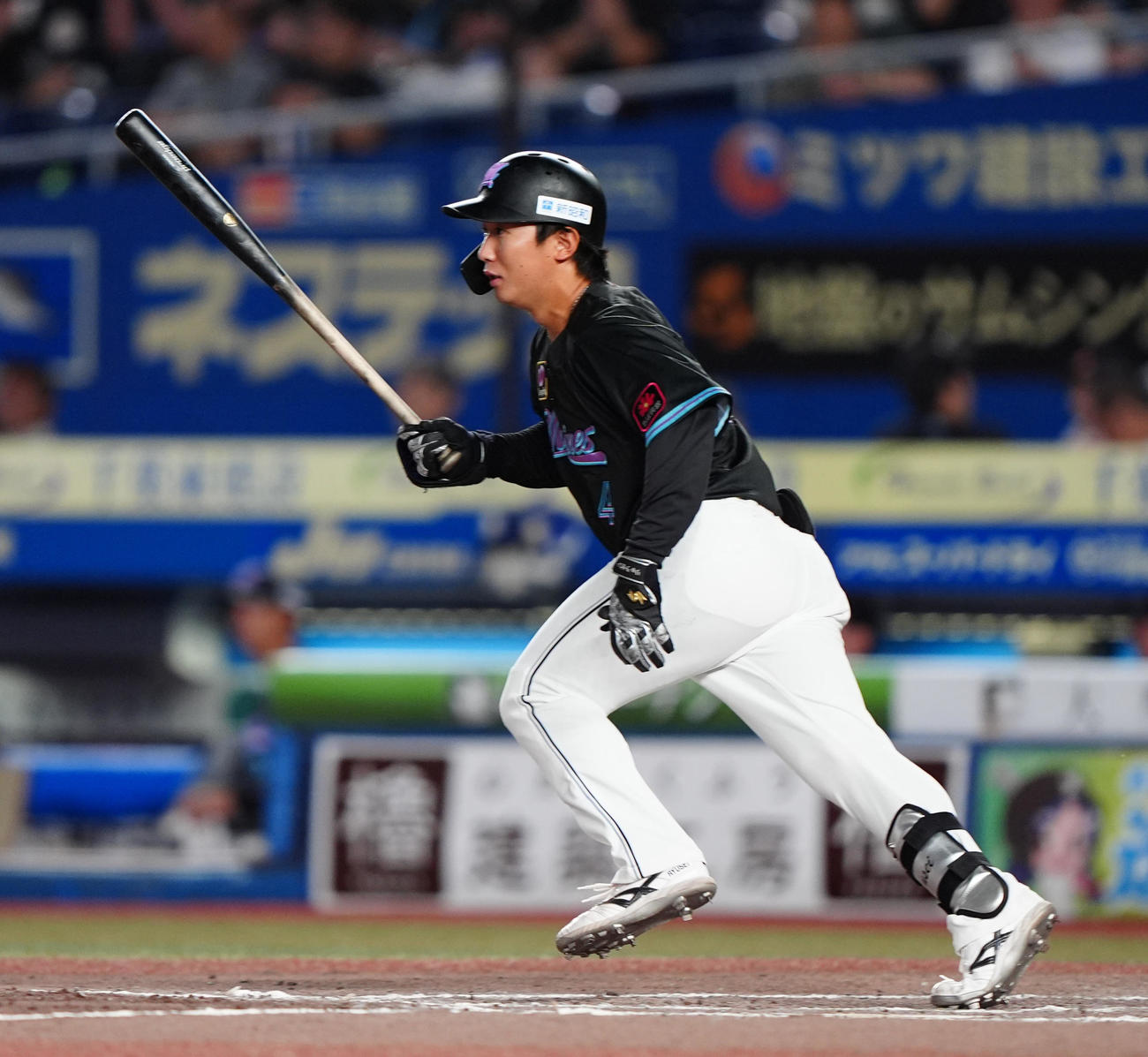 ロッテ対オリックス　7回裏ロッテ2死三塁、中前にプロ初適時打を放つ宮崎（撮影・清水貴仁）