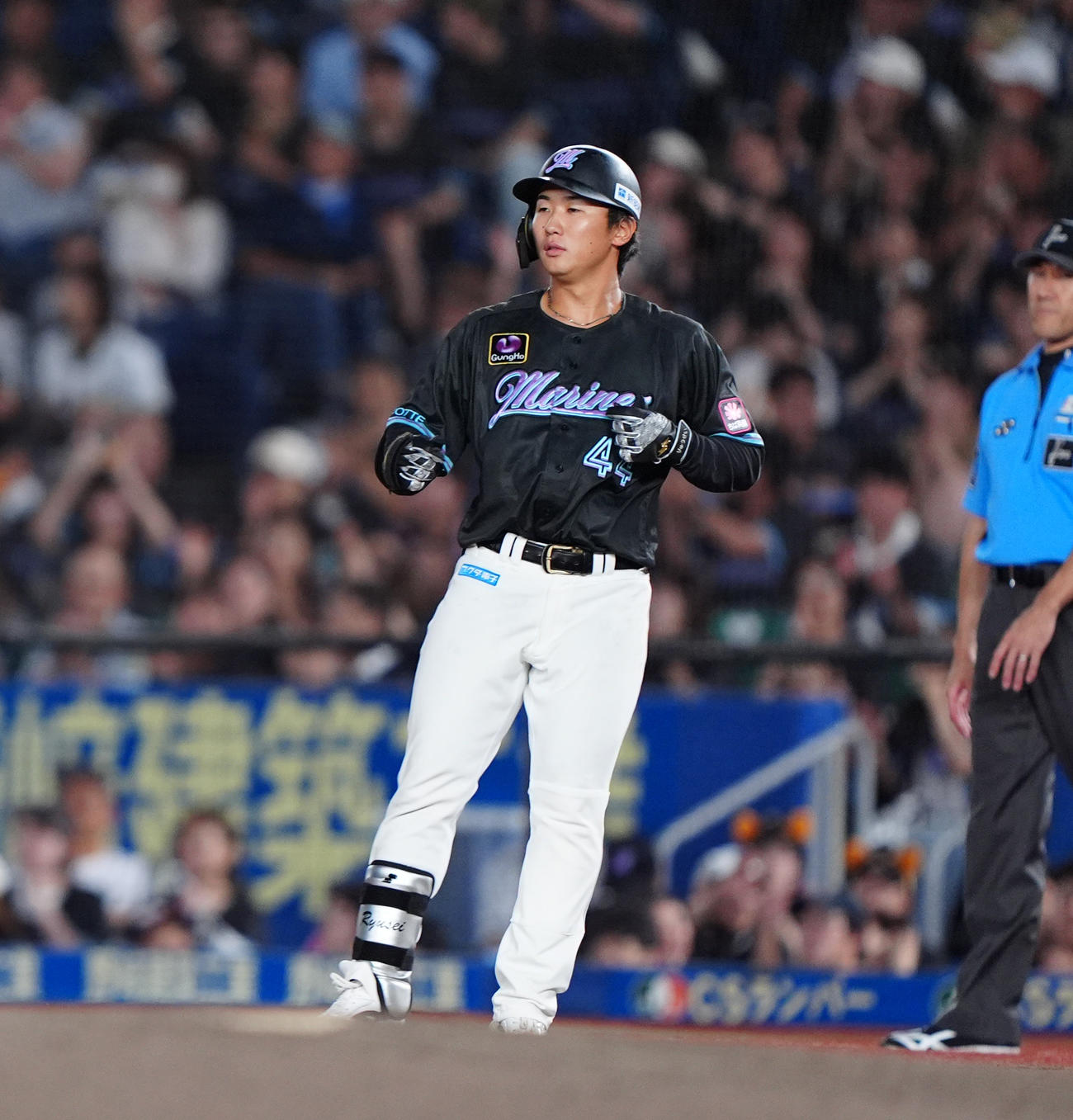 ロッテ対オリックス　7回裏ロッテ2死三塁、中前にプロ初適時打を放つ宮崎（撮影・清水貴仁）