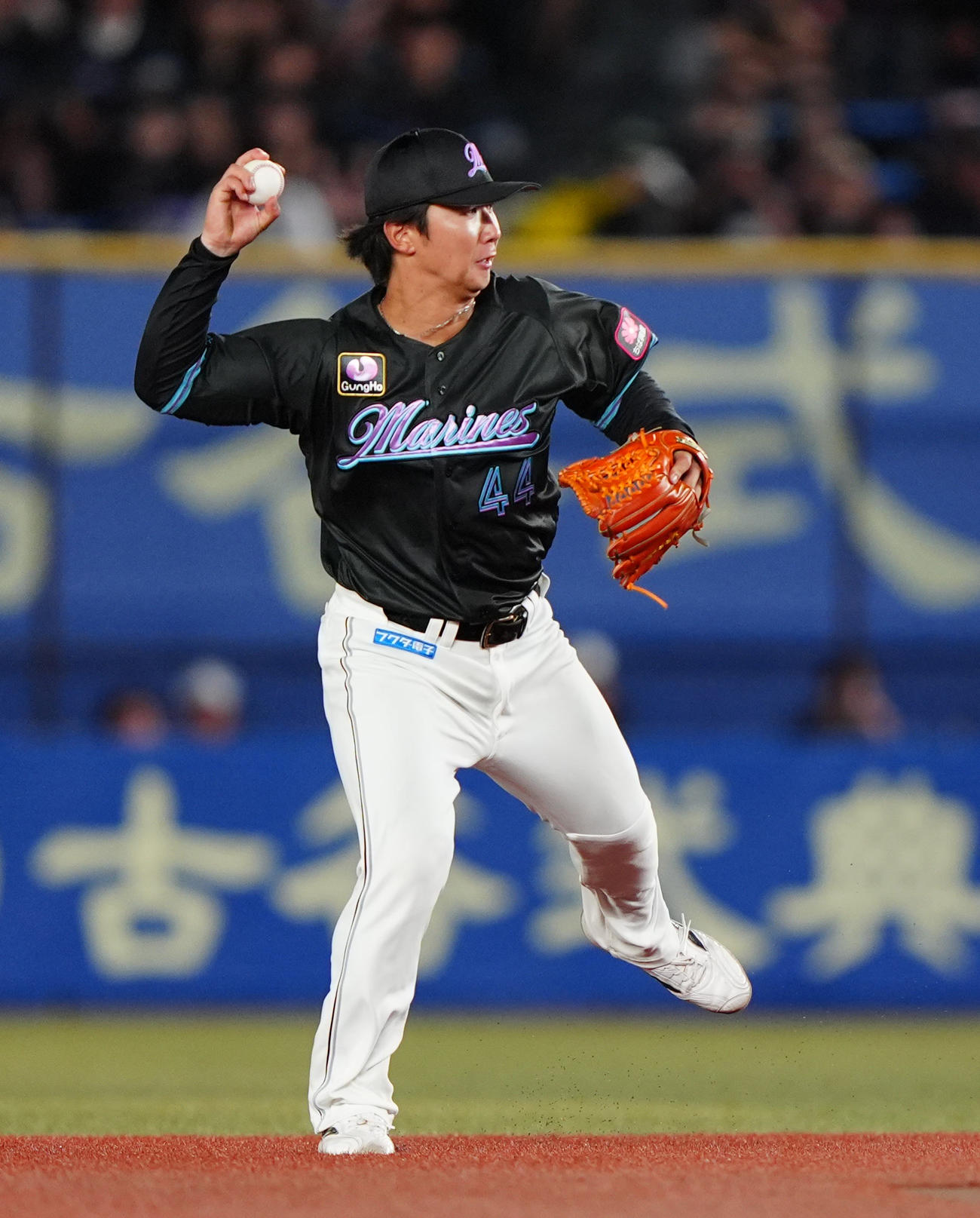 ロッテ対オリックス　6回表ロッテ1死、西野真弘の打球を好守でアウトにする二塁手宮崎（撮影・清水貴仁）