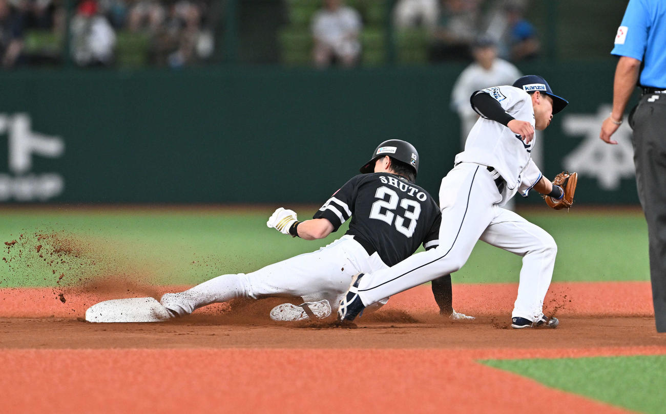 西武対ソフトバンク　1回表ソフトバンク無死一塁、周東（左）は二塁盗塁を決める。二塁手滝沢（撮影・滝沢徹郎）