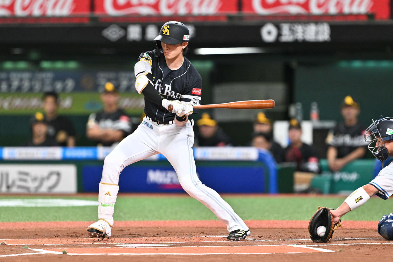 西武対ソフトバンク　1回表ソフトバンク無死、四球を選ぶ周東（撮影・滝沢徹郎）