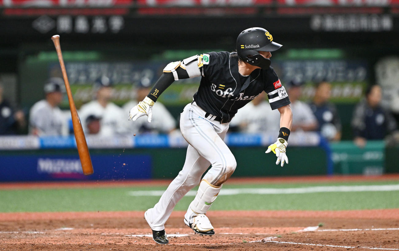 西武対ソフトバンク　4回表ソフトバンク1死二塁、周東は遊撃内野安打を放つ（撮影・滝沢徹郎）
