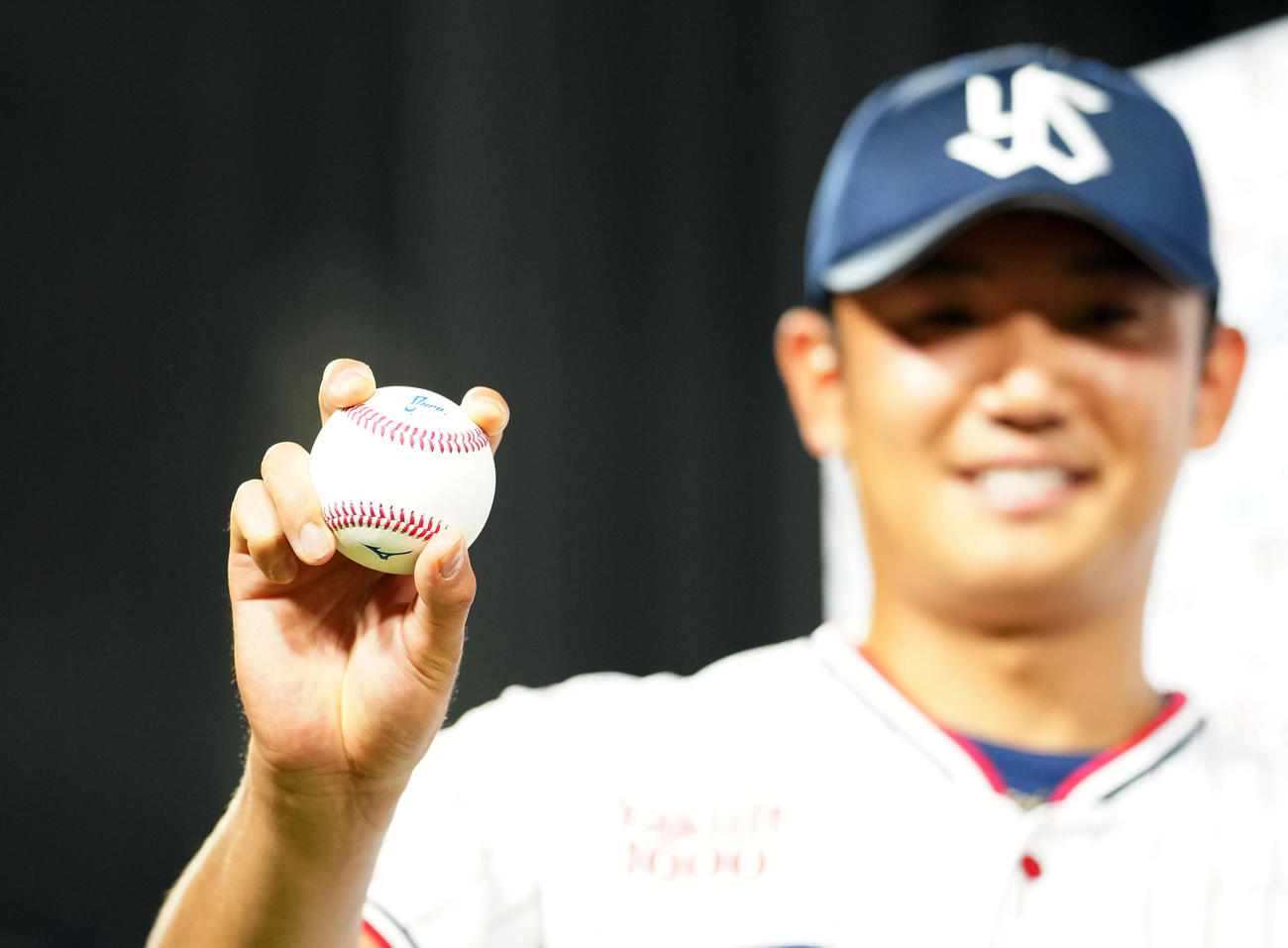 ヤクルト対広島　ヤクルト奥川が手にする勝利球（撮影・江口和貴）