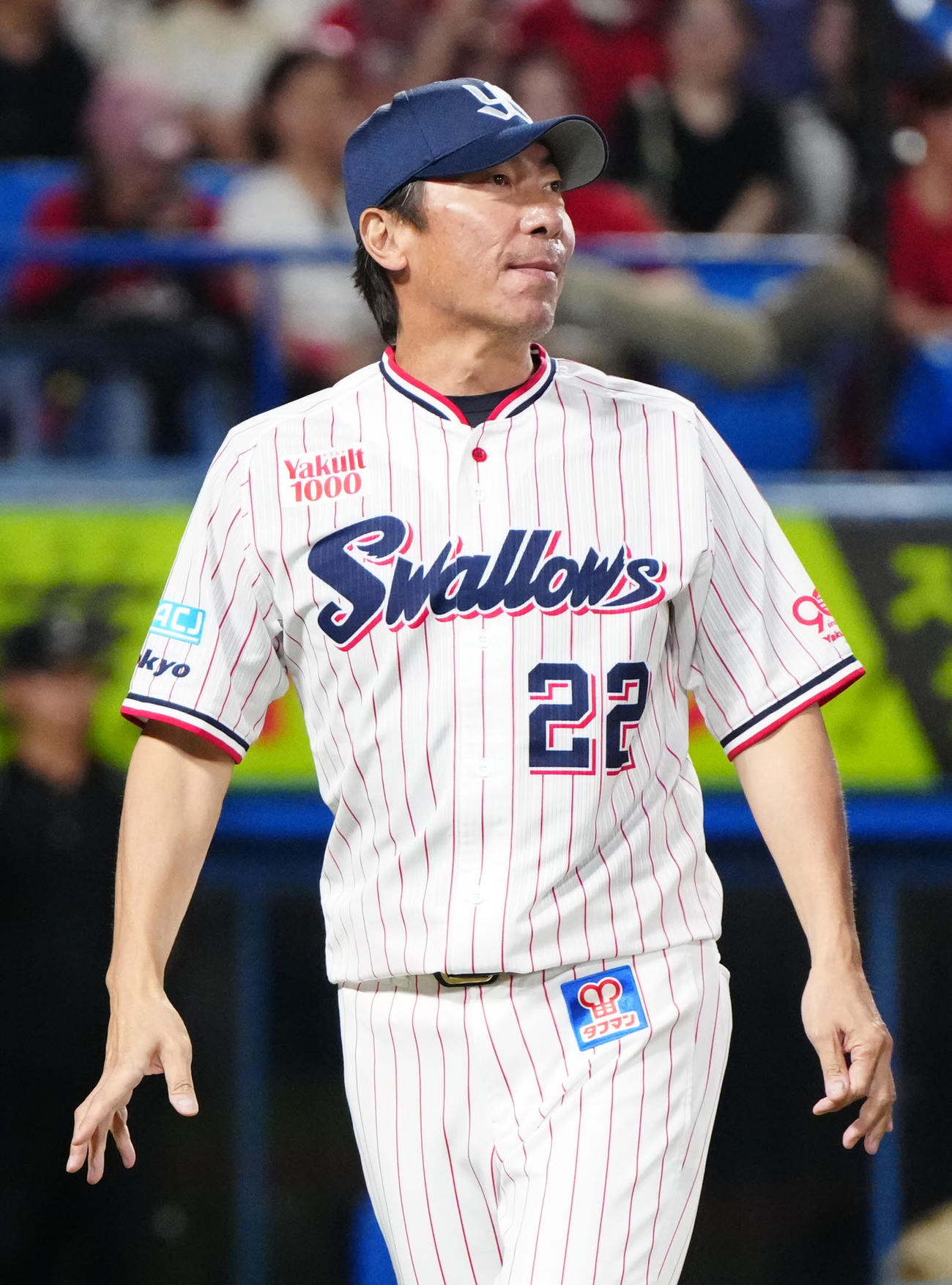 ヤクルト対広島　7回表開始前、選手交代を告げベンチに引き揚げるヤクルト高津監督（撮影・江口和貴）