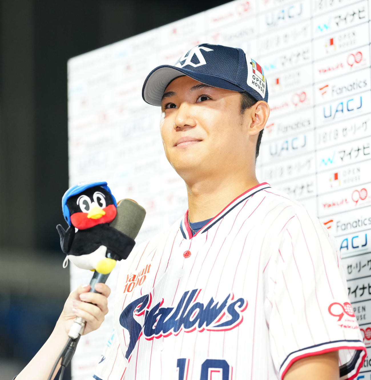 ヤクルト対広島　試合後、お立ち台でインタビューを受けるヤクルト奥川（撮影・江口和貴）