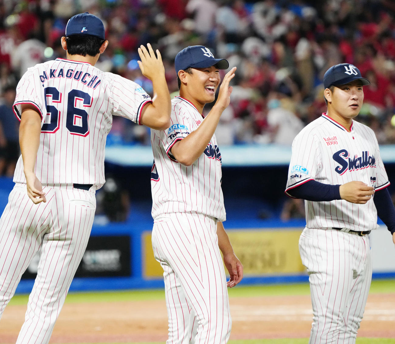 ヤクルト対広島　試合後、笑顔を見せるヤクルト奥川（中央）（撮影・江口和貴）