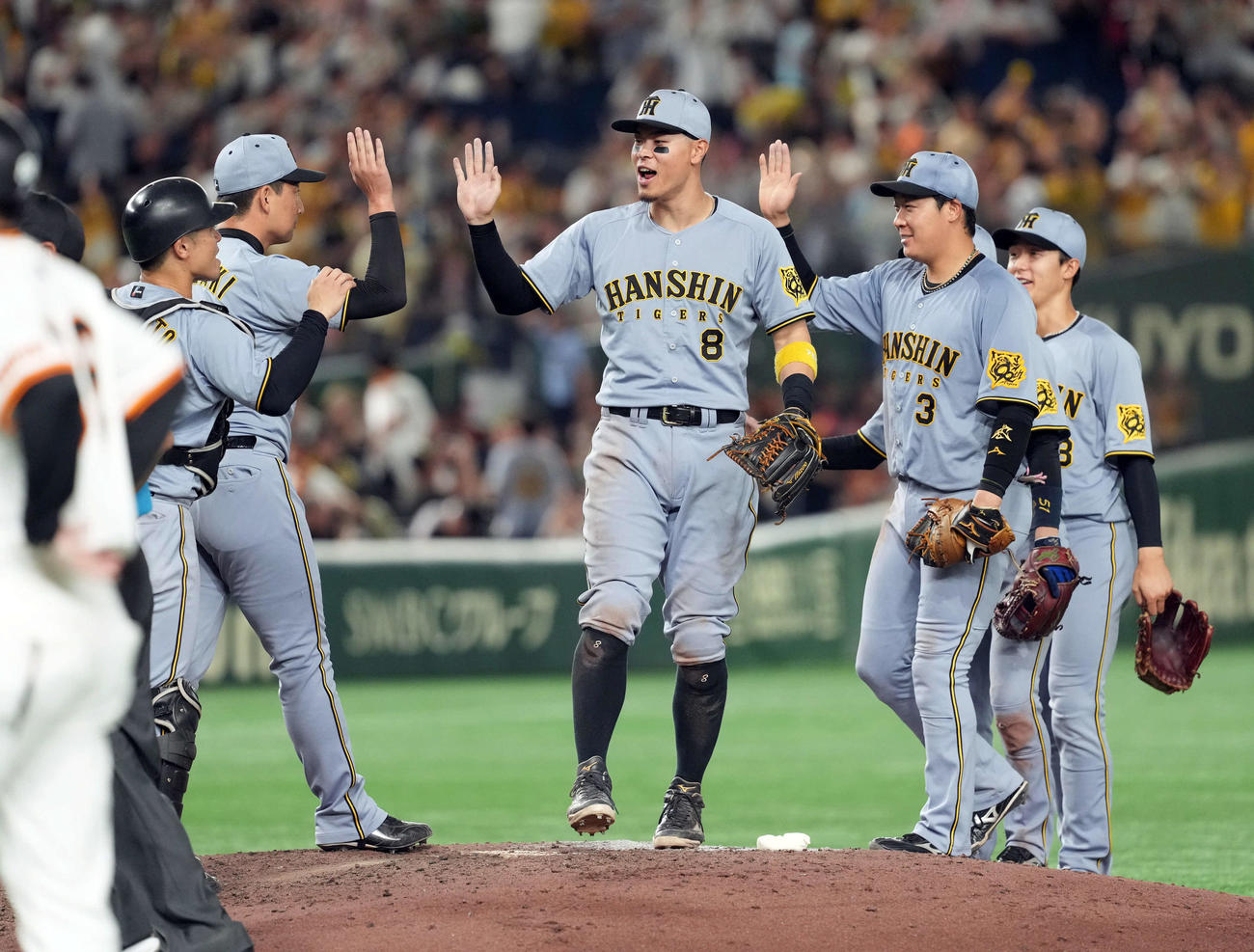 巨人対阪神　巨人に勝利し笑顔を見せる阪神佐藤輝（中央）らナイン（撮影・たえ見朱実）