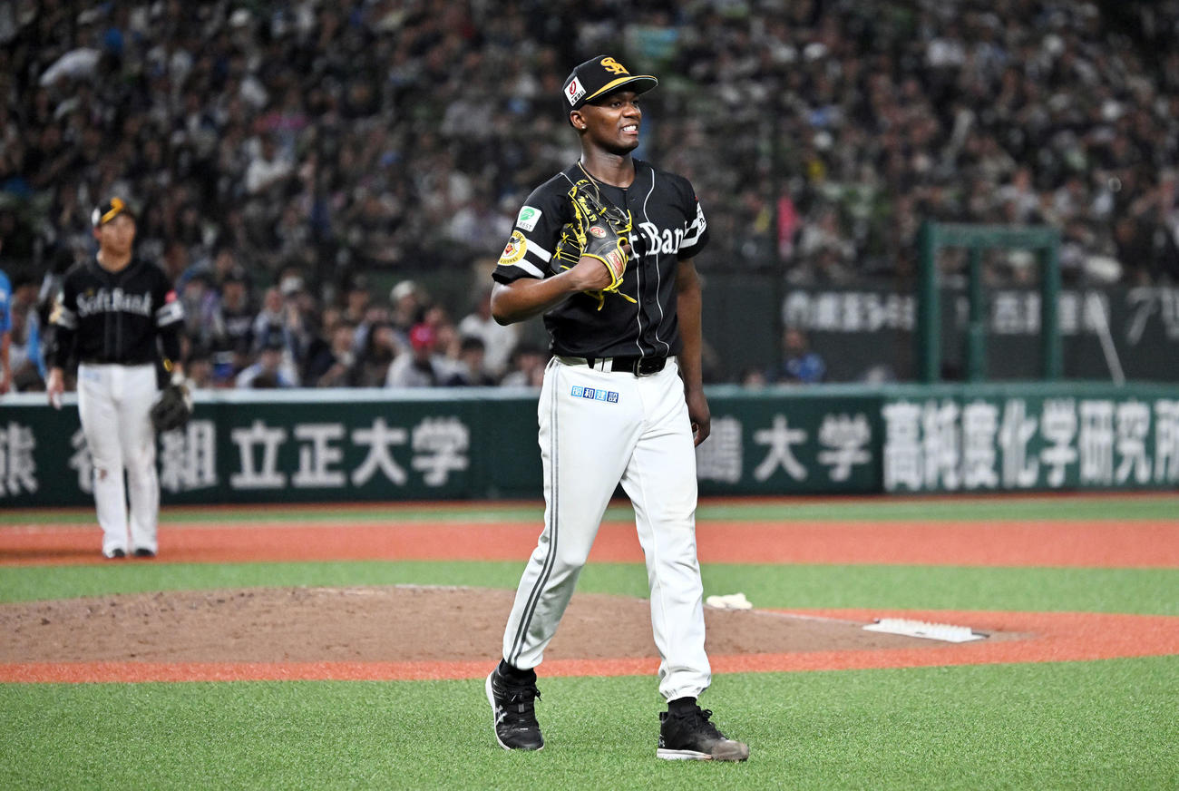 西武対ソフトバンク　完封勝利し笑顔のソフトバンクのモイネロ（撮影・滝沢徹郎）