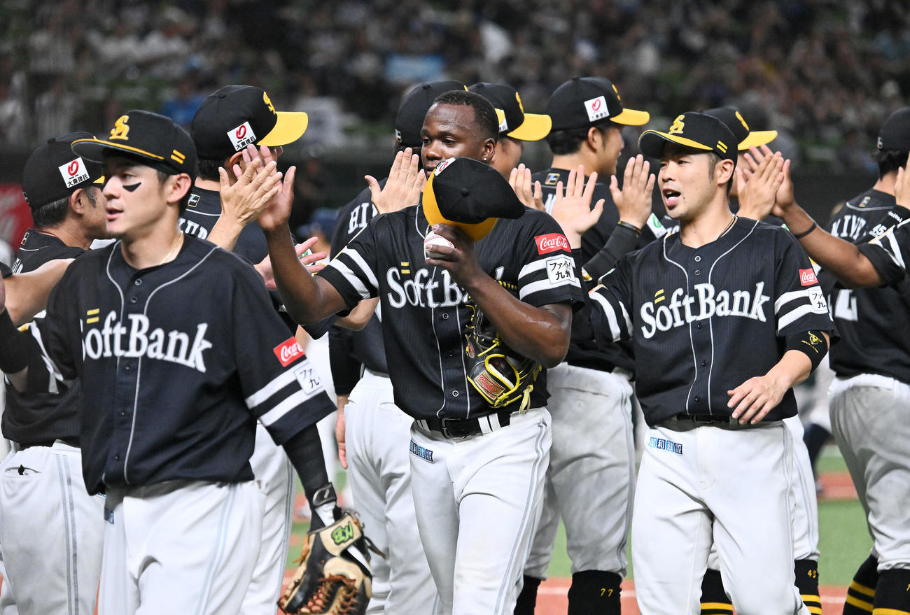 西武対ソフトバンク　完封勝利しタッチを交わすソフトバンクのモイネロ（前列中央）（撮影・滝沢徹郎）