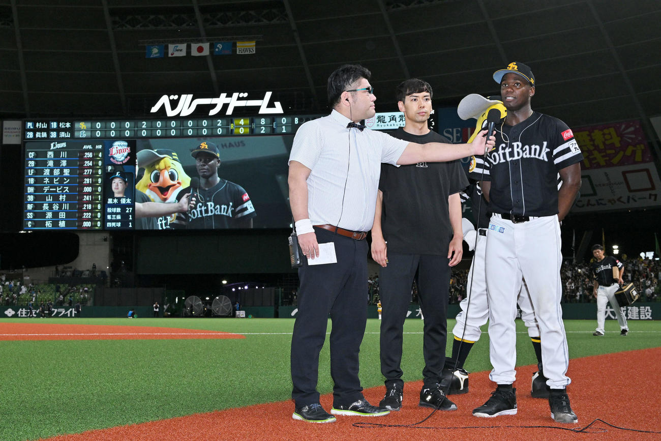 西武対ソフトバンク　ヒーローインタビューを受ける完封勝利のソフトバンクのモイネロ（撮影・滝沢徹郎）