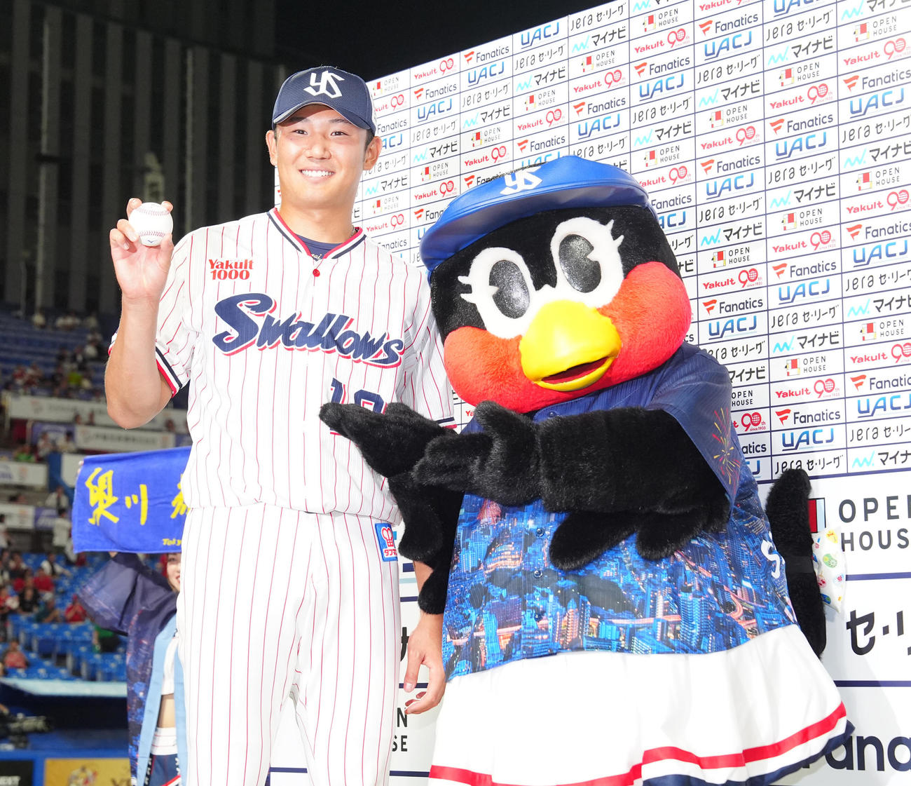 ヤクルト対広島　試合後、勝利球を手に、つばみ（右）と写真に納まるヤクルト奥川（撮影・江口和貴）
