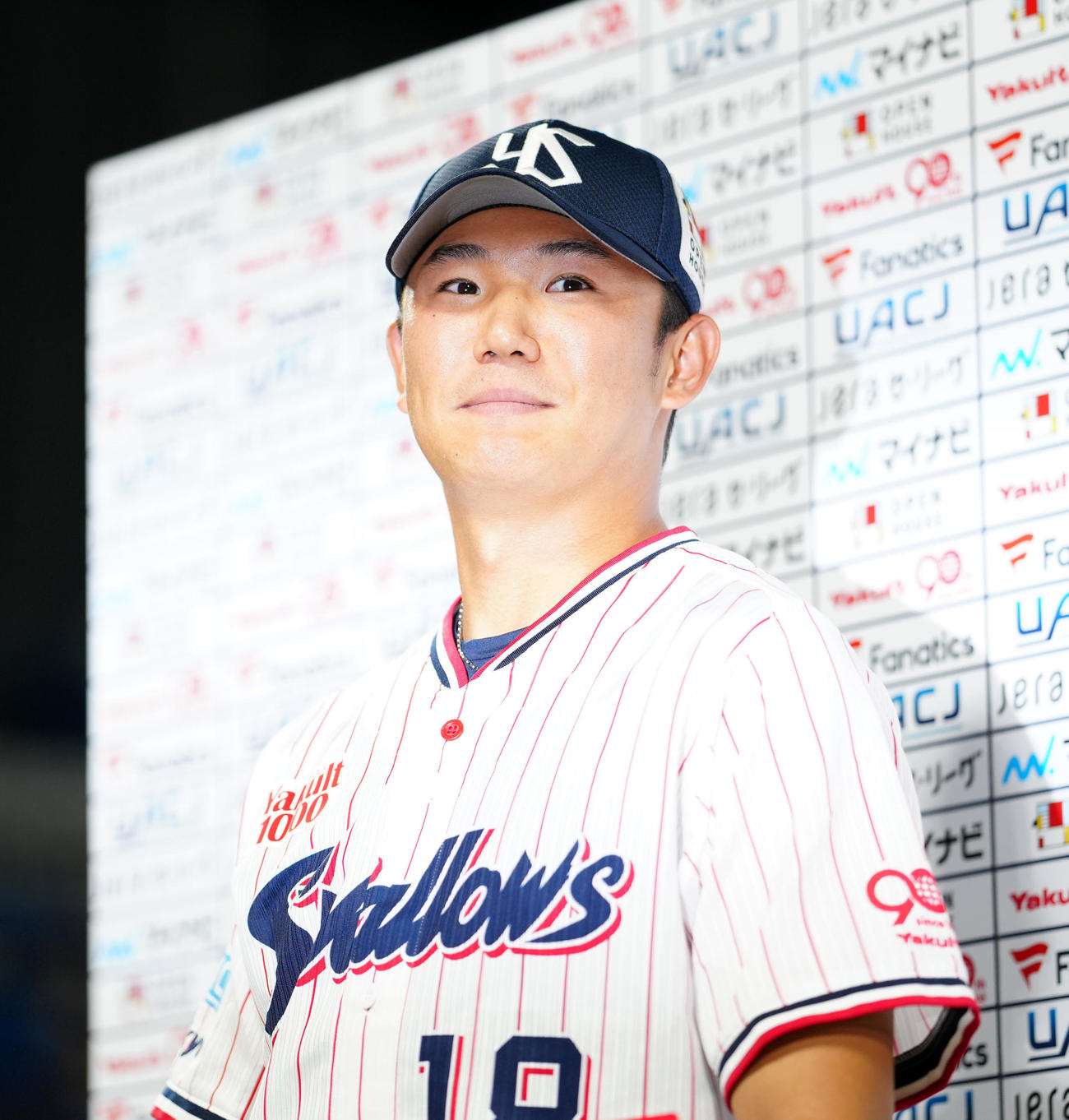 ヤクルト対広島　試合後、お立ち台でインタビューを受けるヤクルト奥川（撮影・江口和貴）