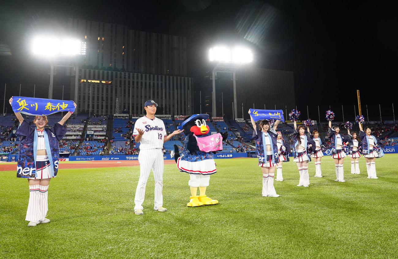 ヤクルト対広島　試合後、ファンと勝利を喜ぶヤクルト奥川（左から2人目）（撮影・江口和貴）