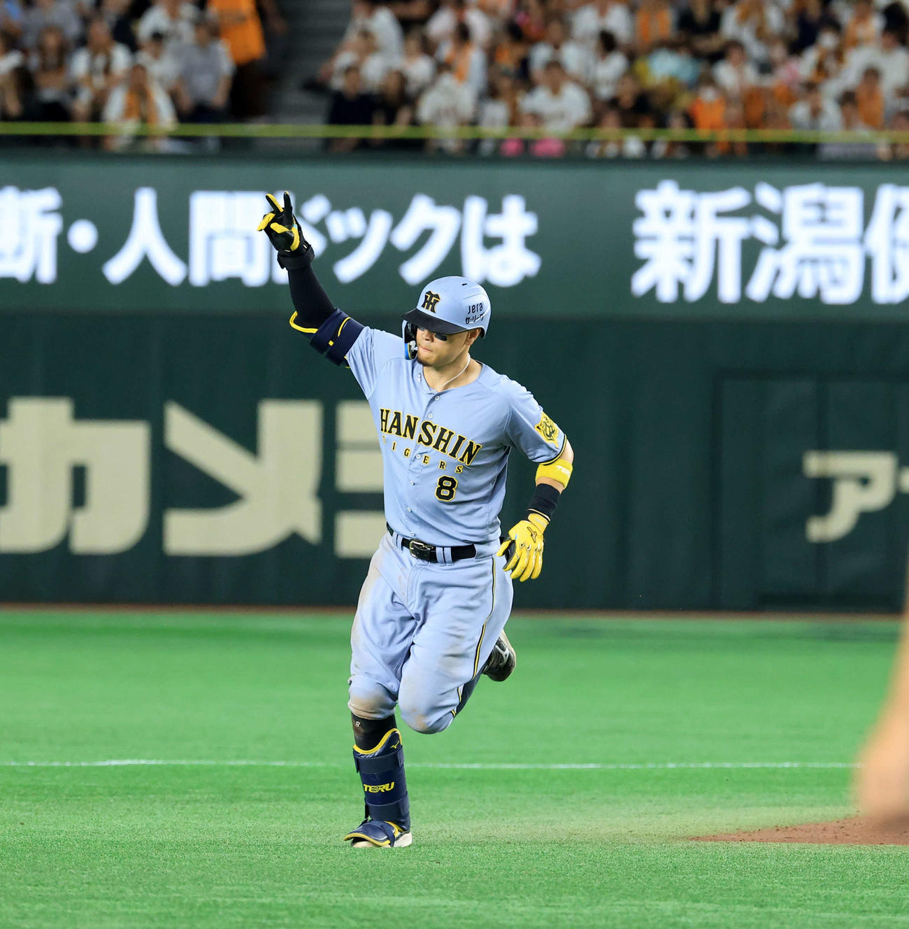 巨人対阪神　11回表阪神1死一塁、佐藤輝は2点本塁打を放ちVサインでスタンドを指さし回る（撮影・浅見桂子）