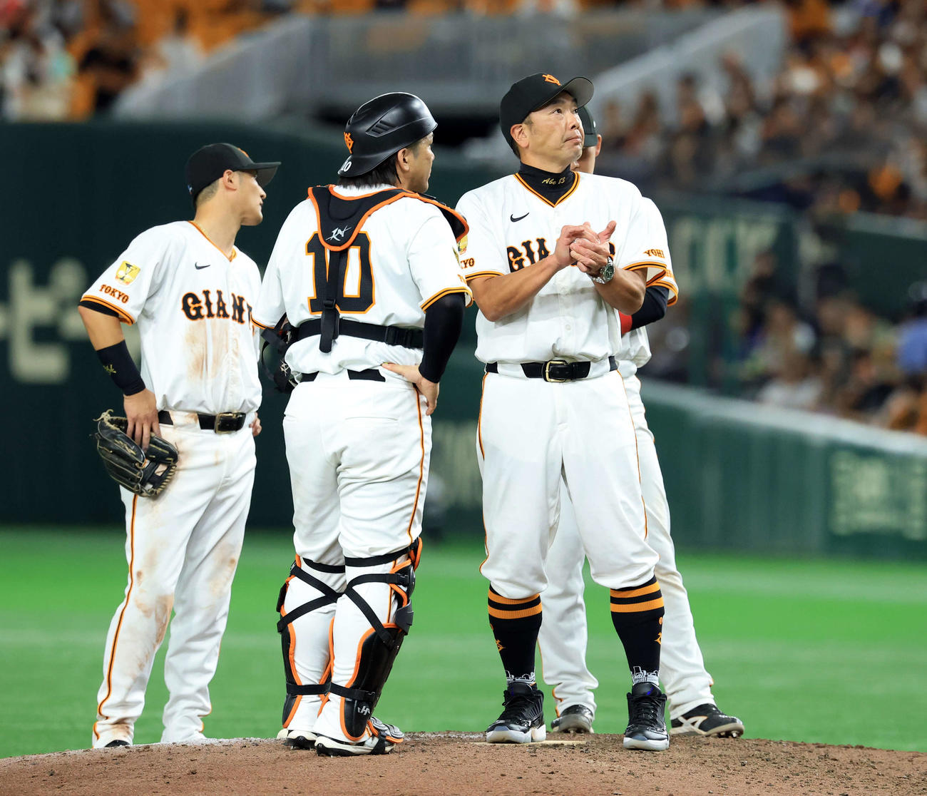 巨人対阪神　11回表阪神のに4点を奪われ投手交代を告げた巨人阿部監督は遠くを見つめる（撮影・浅見桂子）