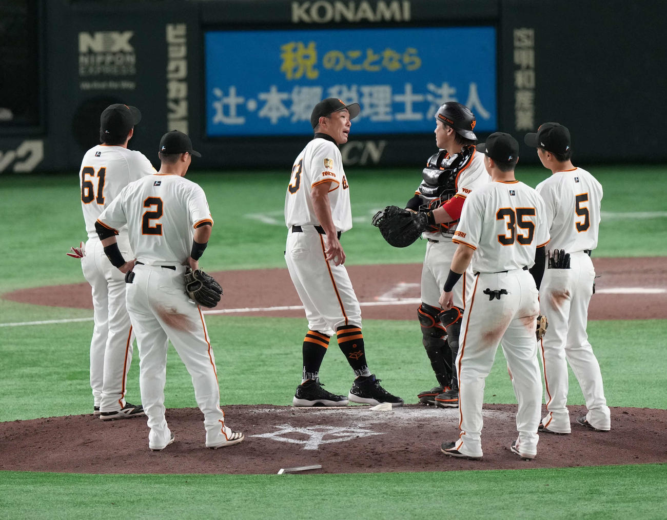 巨人対阪神　11回、マウンドに上がる阿部監督（中央）（撮影・井上学）