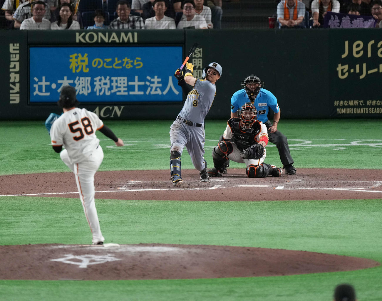 巨人対阪神　11回表阪神1死一塁、2ラン本塁打を放つ佐藤輝（撮影・井上学）