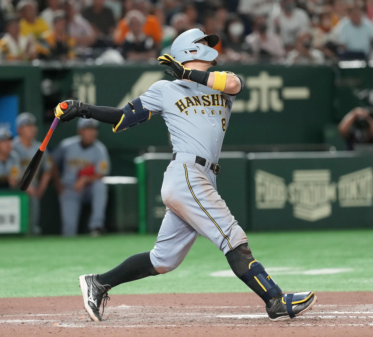 巨人対阪神　11回表阪神1死一塁、右中間に2点本塁打を放つ佐藤輝（撮影・たえ見朱実）