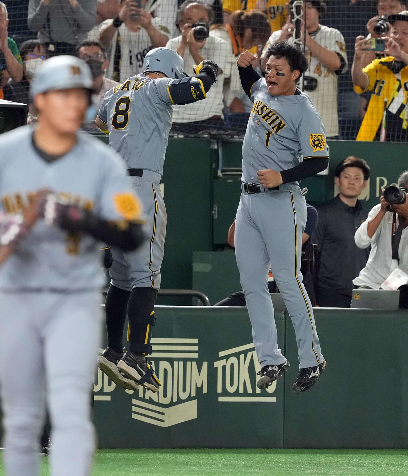 巨人対阪神　11回表阪神1死一塁、2点本塁打を放った佐藤輝を迎える森下（右）（撮影・たえ見朱実）