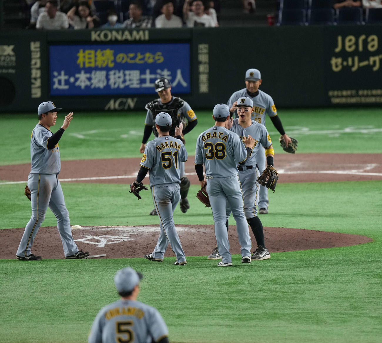 巨人対阪神　勝利のハイタッチをかわす佐藤輝（右）ら阪神ナイン（撮影・井上学）